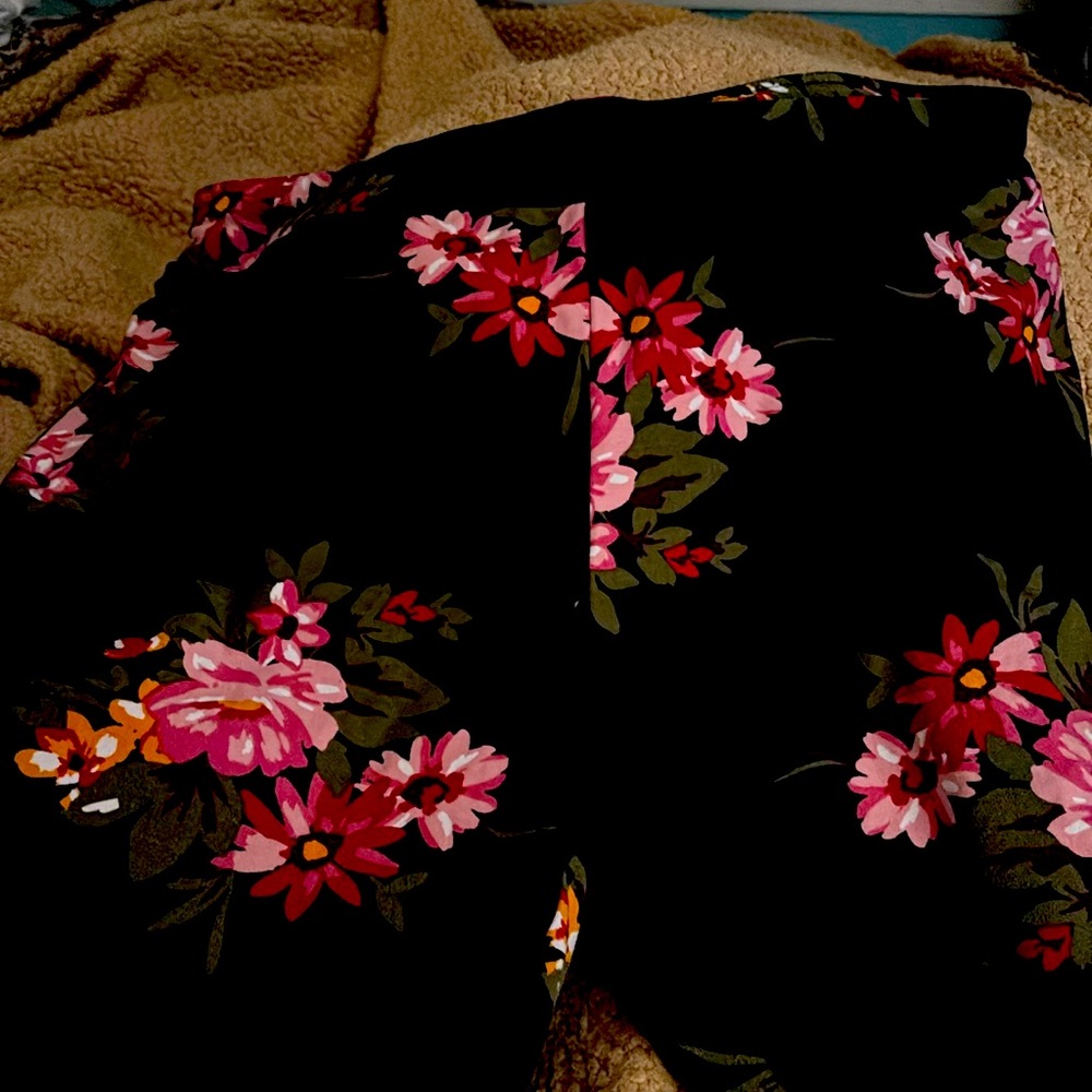 Terra sky stretch pants, flowered pattern with black back